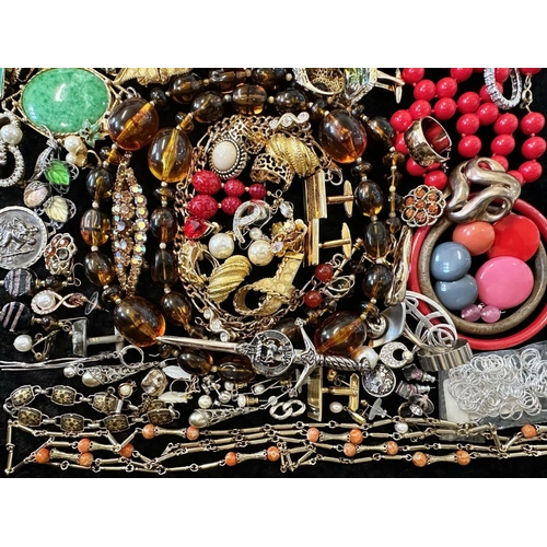 481 - Collection of Quality Costume Jewellery, comprising pearls, chains, brooches, pendants, crystal, etc... 