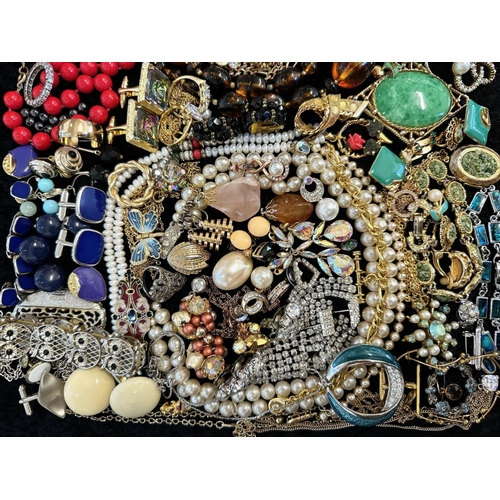 481 - Collection of Quality Costume Jewellery, comprising pearls, chains, brooches, pendants, crystal, etc... 