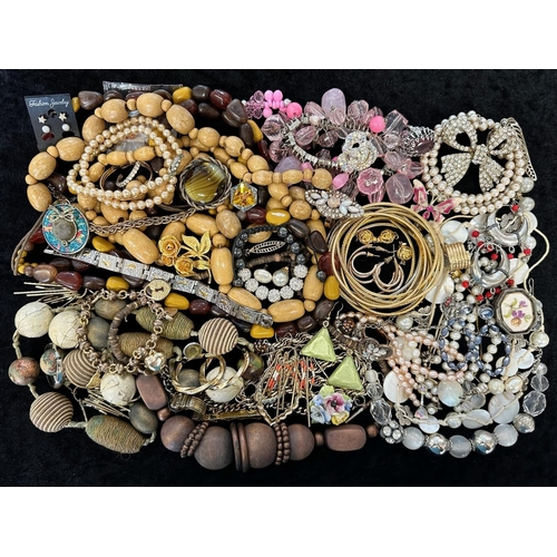 486 - Collection of Quality Costume Jewellery, comprising beads, pearls, chains, pendants, rings, earrings... 