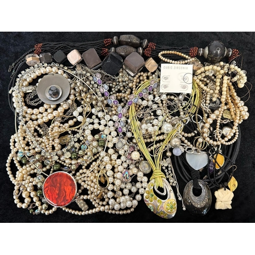 489 - Collection of Quality Costume Jewellery, comprising a quantity of various chains, pendants, earrings... 