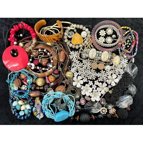 491 - Collection of Quality Costume Jewellery, comprising a quantity of various chains, pendants, earrings... 