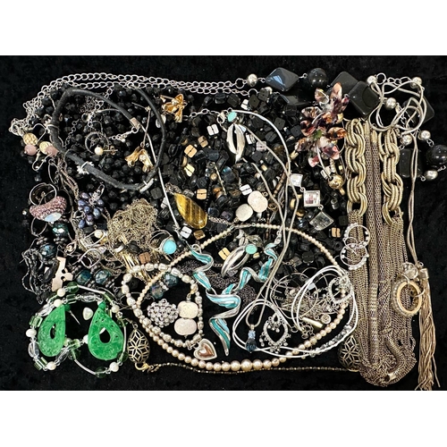 493 - Collection of Vintage Costume Jewellery