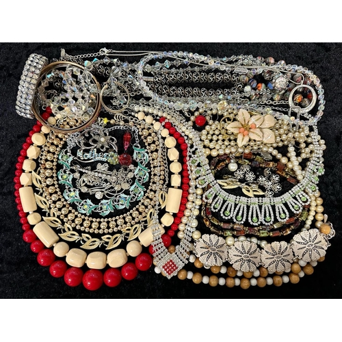 494 - Collection of Quality Costume Jewellery, comprising necklaces, chains, brooches, pendants, crystal, ... 