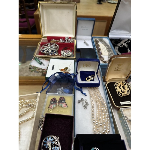 499 - Large Quantity of Vintage Costume Jewellery, some silver pieces, including brooches, earrings, chain... 