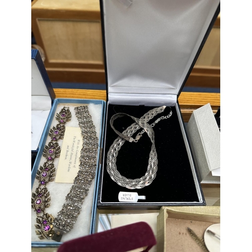499 - Large Quantity of Vintage Costume Jewellery, some silver pieces, including brooches, earrings, chain... 