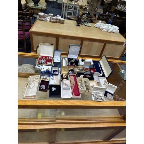 499 - Large Quantity of Vintage Costume Jewellery, some silver pieces, including brooches, earrings, chain... 