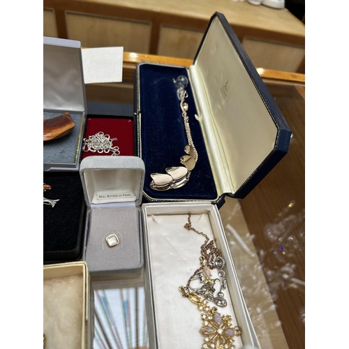 499 - Large Quantity of Vintage Costume Jewellery, some silver pieces, including brooches, earrings, chain... 