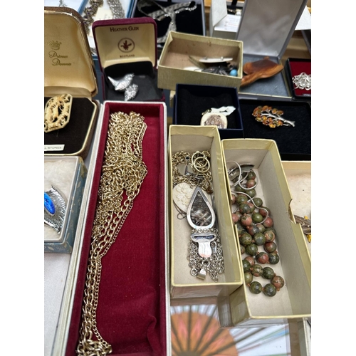 499 - Large Quantity of Vintage Costume Jewellery, some silver pieces, including brooches, earrings, chain... 