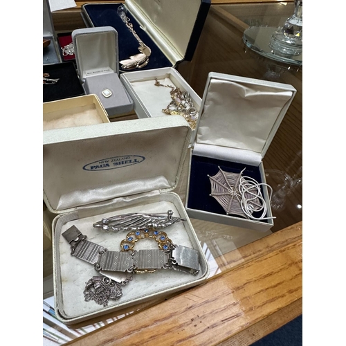 499 - Large Quantity of Vintage Costume Jewellery, some silver pieces, including brooches, earrings, chain... 
