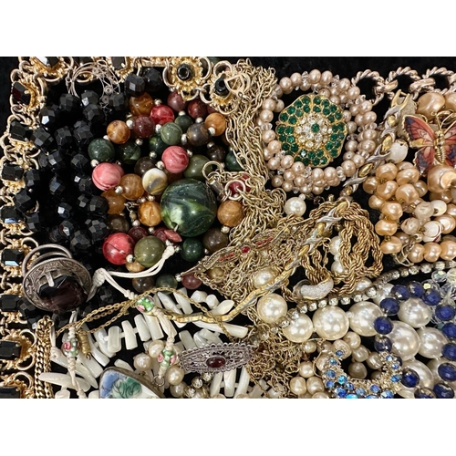 412 - Collection of Quality Costume Jewellery, comprising pearls, chains, beads, bracelets, brooches, ring... 