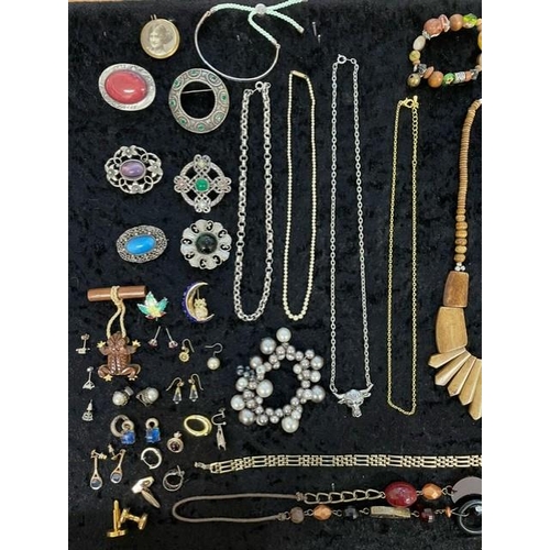 416A - Box of Quality Costume Jewellery, including necklaces, chains, pearls, beads, bracelets, earrings, b... 