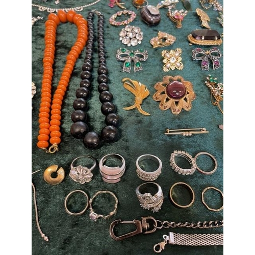 382 - Box of Quality Vintage Costume Jewellery, including necklaces, chains, pearls, beads, bracelets, ear... 