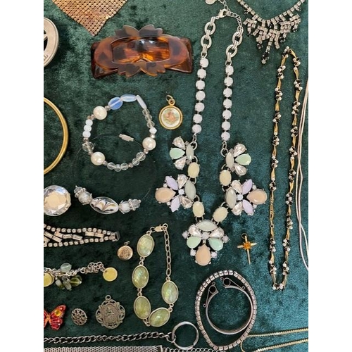 382 - Box of Quality Vintage Costume Jewellery, including necklaces, chains, pearls, beads, bracelets, ear... 