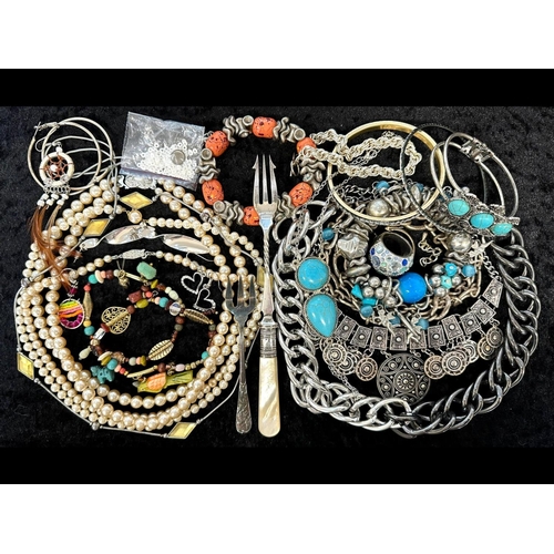 423 - Collection of Quality Costume Jewellery, comprising pearls, chains, beads, bracelets, brooches, ring... 