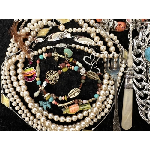 423 - Collection of Quality Costume Jewellery, comprising pearls, chains, beads, bracelets, brooches, ring... 