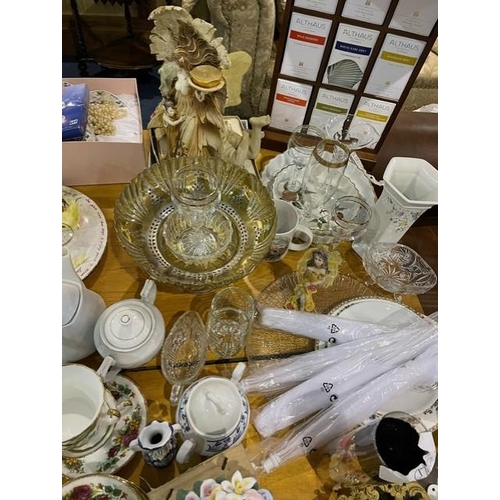 1432 - Quantity of Assorted Pottery, Porcelain & Glass, including teapots, milk jug, sugar bowl, ornaments,... 