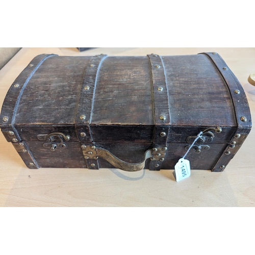 1495 - Small Wooden Trunk Containing a Quantity of Leonardo Collection Figures, including Down Memory Lane,... 