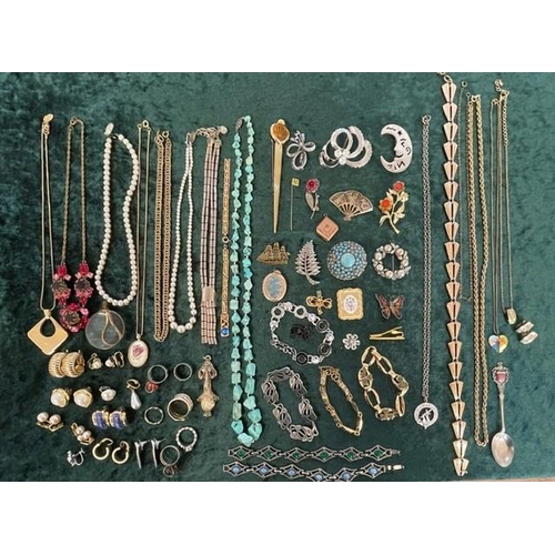 367 - Box of Quality Vintage Costume Jewellery, including necklaces, chains, pearls, beads, bracelets, ear... 