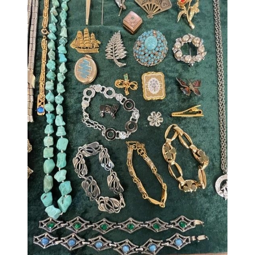 367 - Box of Quality Vintage Costume Jewellery, including necklaces, chains, pearls, beads, bracelets, ear... 