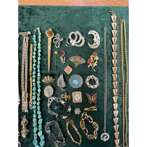 367 - Box of Quality Vintage Costume Jewellery, including necklaces, chains, pearls, beads, bracelets, ear... 