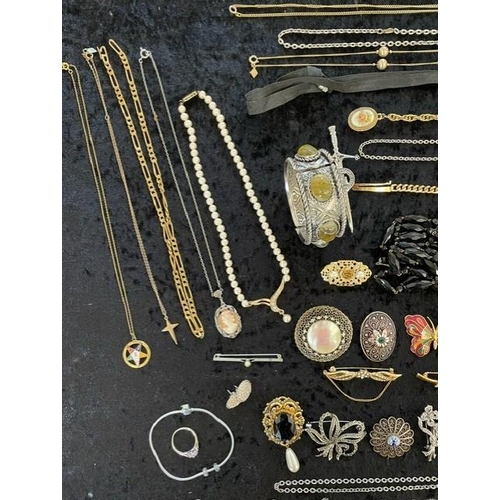 368 - Box of Quality Vintage Costume Jewellery, including necklaces, chains, pearls, beads, bracelets, ear... 