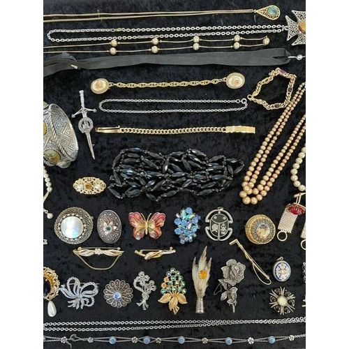 368 - Box of Quality Vintage Costume Jewellery, including necklaces, chains, pearls, beads, bracelets, ear... 