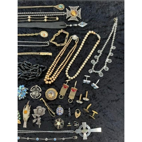 368 - Box of Quality Vintage Costume Jewellery, including necklaces, chains, pearls, beads, bracelets, ear... 