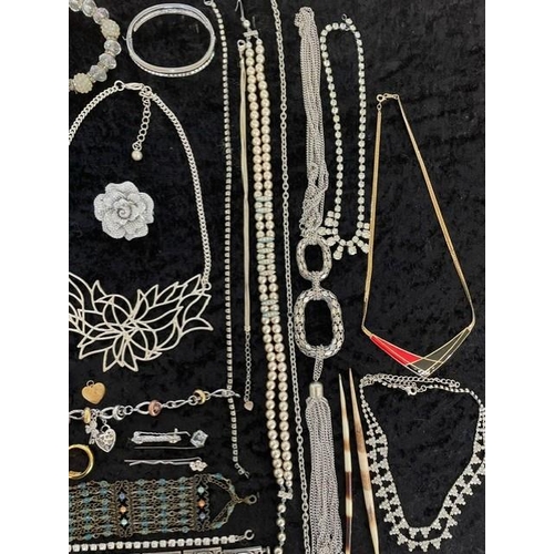 371 - Box of Quality Vintage Costume Jewellery, including necklaces, chains, pearls, beads, bracelets, ear... 