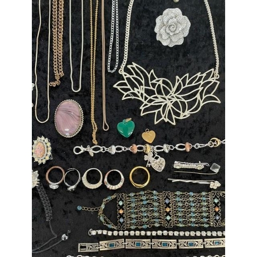 371 - Box of Quality Vintage Costume Jewellery, including necklaces, chains, pearls, beads, bracelets, ear... 