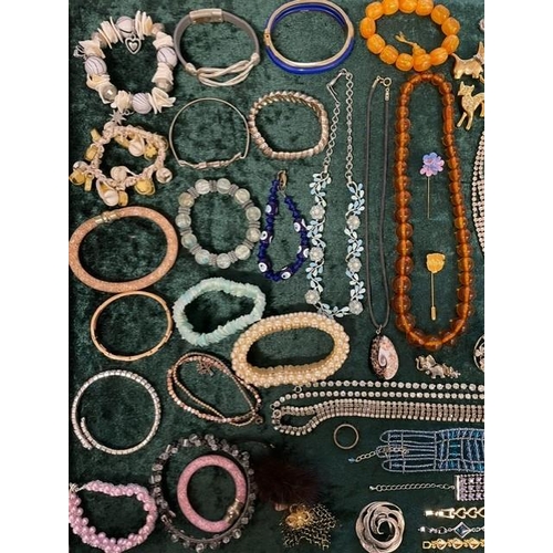 372 - Box of Quality Vintage Costume Jewellery, including necklaces, chains, pearls, beads, bracelets, ear... 