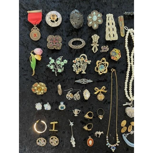 373 - Box of Quality Vintage Costume Jewellery, including necklaces, chains, pearls, beads, bracelets, ear... 