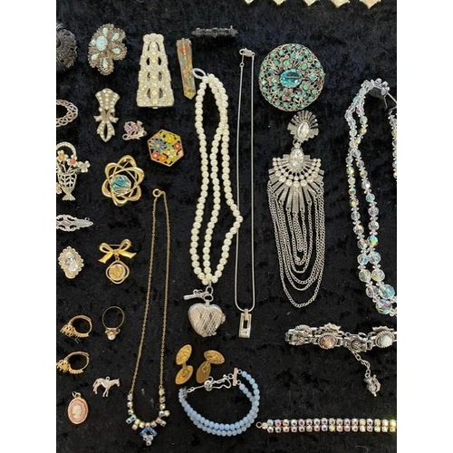 373 - Box of Quality Vintage Costume Jewellery, including necklaces, chains, pearls, beads, bracelets, ear... 