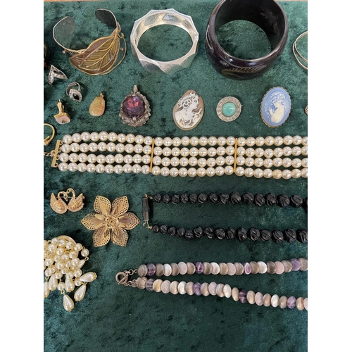 375 - Box of Quality Vintage Costume Jewellery, including necklaces, chains, pearls, beads, bracelets, ear... 