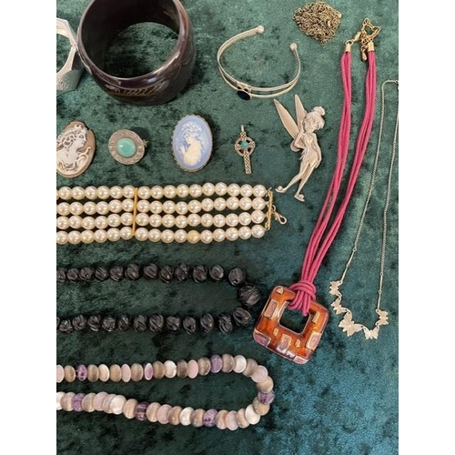 375 - Box of Quality Vintage Costume Jewellery, including necklaces, chains, pearls, beads, bracelets, ear... 