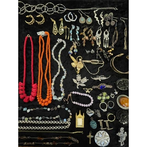 378 - Box of Quality Vintage Costume Jewellery, including necklaces, chains, pearls, beads, bracelets, ear... 