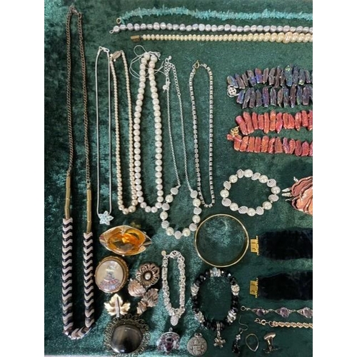 379 - Box of Quality Vintage Costume Jewellery, including necklaces, chains, pearls, beads, bracelets, ear... 