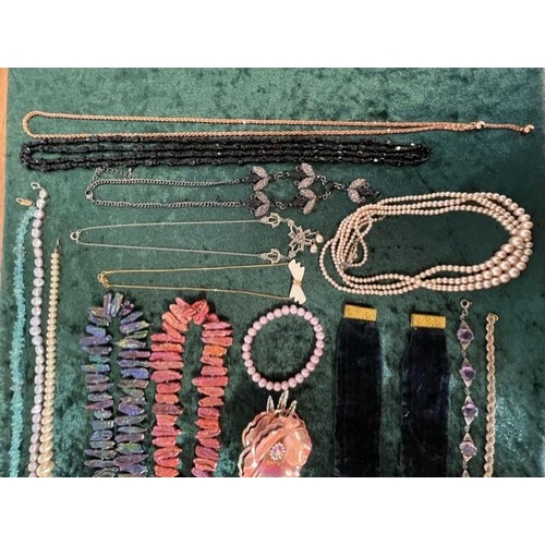 379 - Box of Quality Vintage Costume Jewellery, including necklaces, chains, pearls, beads, bracelets, ear... 