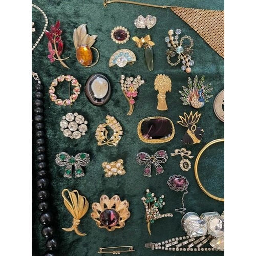 382 - Box of Quality Vintage Costume Jewellery, including necklaces, chains, pearls, beads, bracelets, ear... 