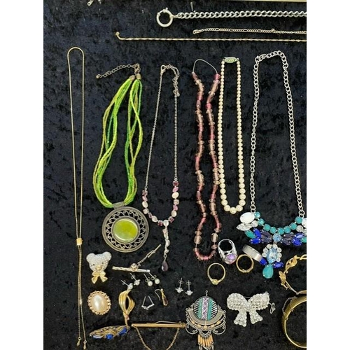 383 - Box of Quality Vintage Costume Jewellery, including necklaces, chains, pearls, beads, bracelets, ear... 