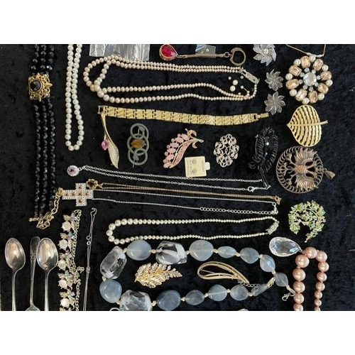 384 - Box of Quality Vintage Costume Jewellery, including necklaces, chains, pearls, beads, bracelets, ear... 