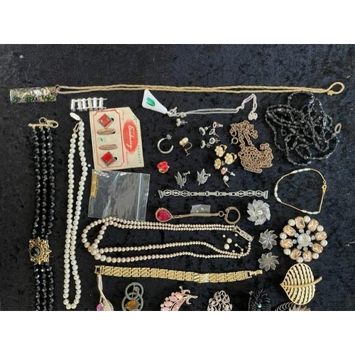 384 - Box of Quality Vintage Costume Jewellery, including necklaces, chains, pearls, beads, bracelets, ear... 