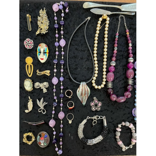 387 - Box of Quality Vintage Costume Jewellery, including necklaces, chains, pearls, beads, bracelets, ear... 