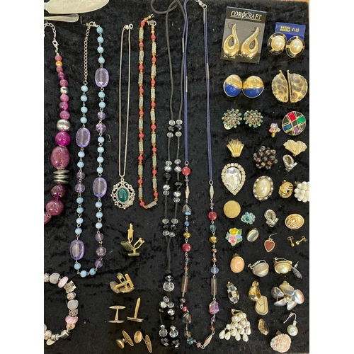 387 - Box of Quality Vintage Costume Jewellery, including necklaces, chains, pearls, beads, bracelets, ear... 