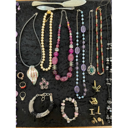 387 - Box of Quality Vintage Costume Jewellery, including necklaces, chains, pearls, beads, bracelets, ear... 