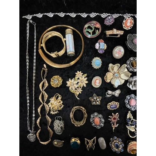 388 - Box of Quality Vintage Costume Jewellery, including necklaces, chains, pearls, beads, bracelets, ear... 