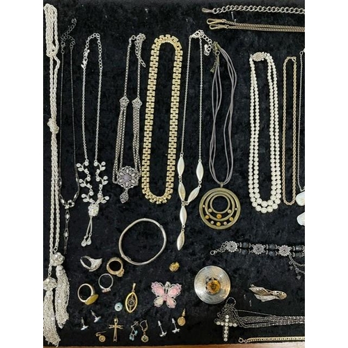 389 - Box of Quality Vintage Costume Jewellery, including necklaces, chains, pearls, beads, bracelets, ear... 