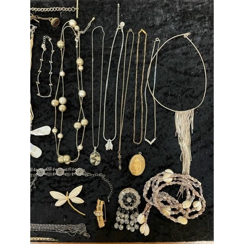 389 - Box of Quality Vintage Costume Jewellery, including necklaces, chains, pearls, beads, bracelets, ear... 