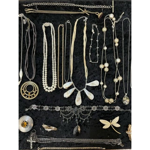 389 - Box of Quality Vintage Costume Jewellery, including necklaces, chains, pearls, beads, bracelets, ear... 