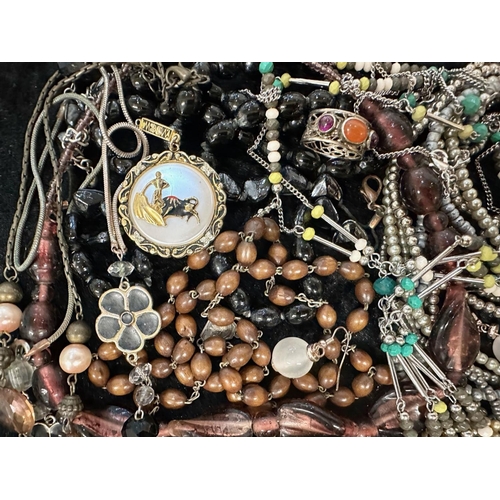 419 - Collection of Quality Costume Jewellery, comprising pearls, chains, beads, bracelets, brooches, ring... 