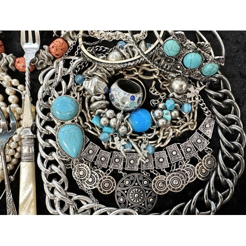 423 - Collection of Quality Costume Jewellery, comprising pearls, chains, beads, bracelets, brooches, ring... 